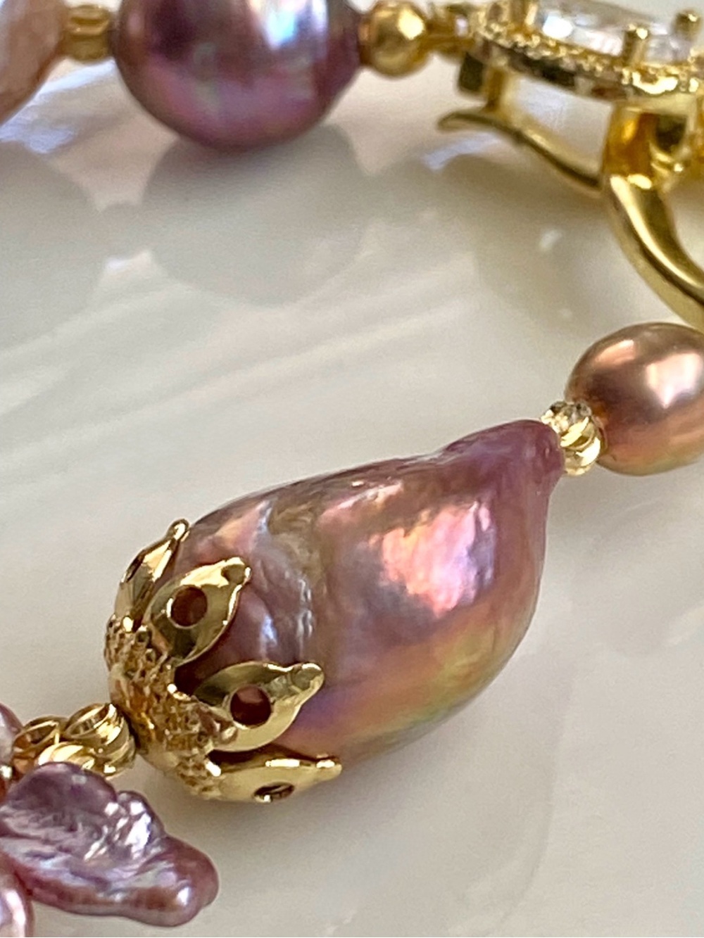 B180-Handmade High Quality Flower Pearl And Metallic Avocado Pearl Bracelet - Picture 11 of 16